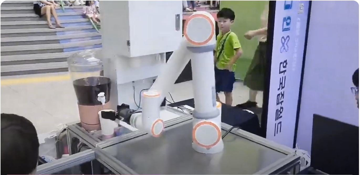New Retail Industry -ratkaisu automatisoi vähittäiskaupan prosesseja teollisuusrobottien avulla. Valmistaudu robotiikan yleis