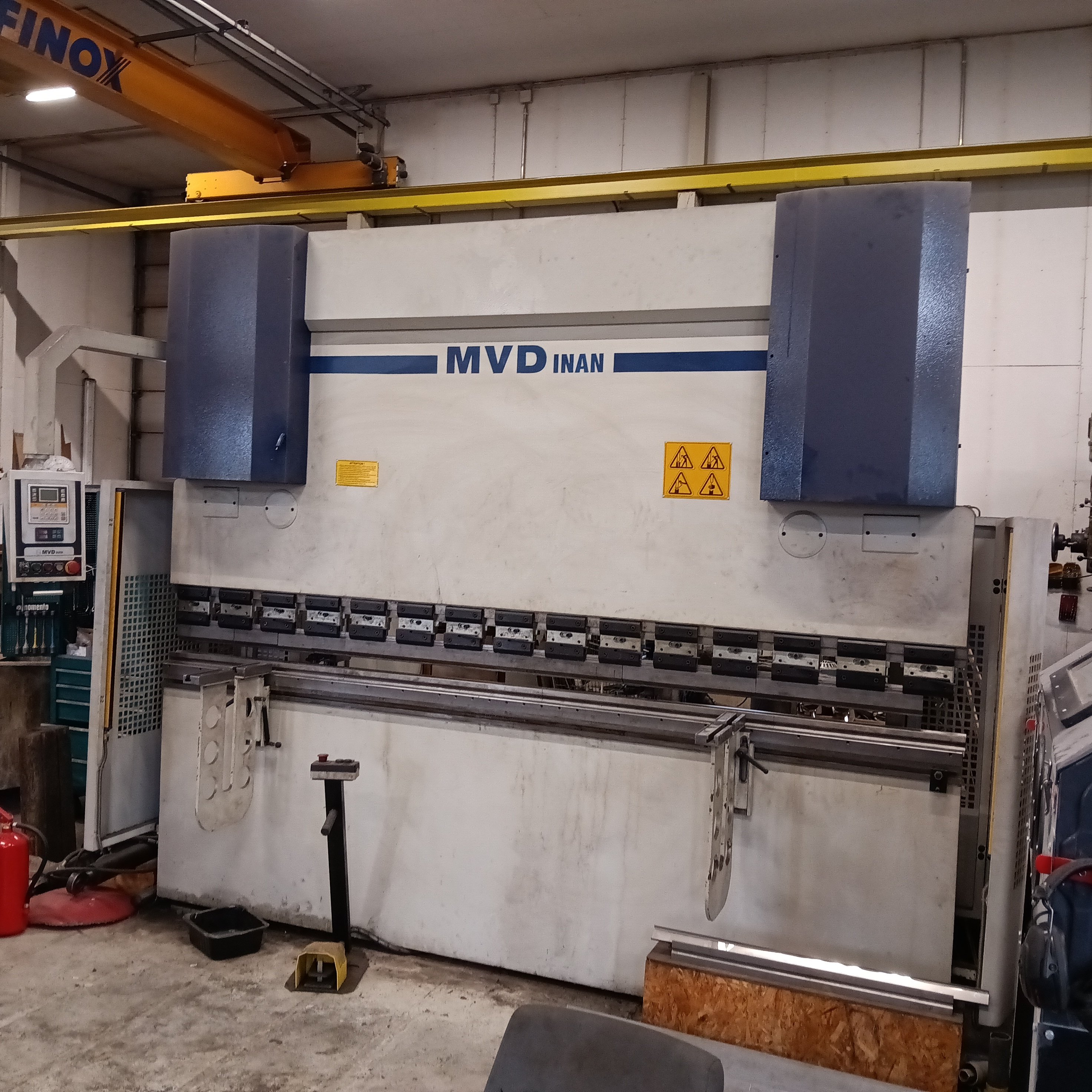Särmäyspuristin MVD 3100/200 tuotantotilassa, valmis metallin taivutustöihin.